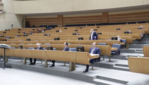 Poslanici o ukidanju paušala, poslanici HDZ-a i SNSD-a negoduju