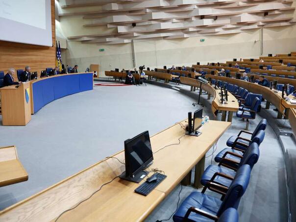 Poslanici raspravljaju o političkoj situaciji u institucijama BiH