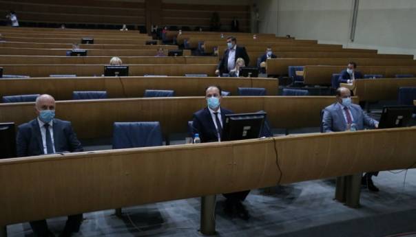 Poslanici upozorili na neravnopravnu zastupljenost naroda u institucijama