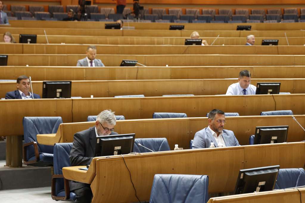 Poslanici usvojili zakone o strancima i vinu