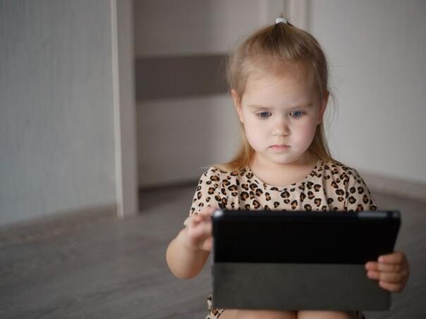 Posljedice ranog izlaganja ekranima: U kojoj dobi je uvođenje ekrana sigurno?