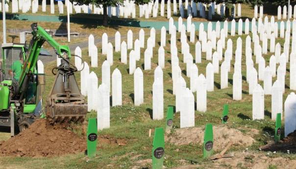 Posljednje pripreme za ukop 19 žrtava genocida u Srebrenici