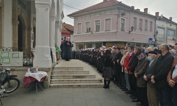 Posljednji ispraćaj efendije Lugavića ispred Čaršijske džamije u Tuzli