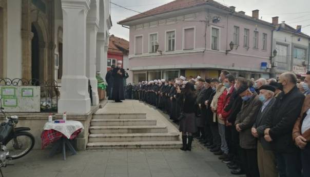 Posljednji ispraćaj efendije Lugavića ispred Čaršijske džamije u Tuzli