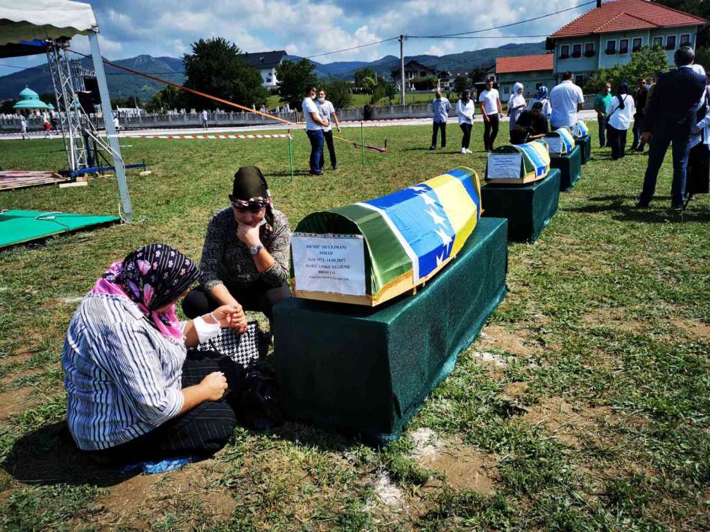 Posmrtni ostaci 16 žrtava spremni za ukop na kolektivnoj dženazi u Prijedoru