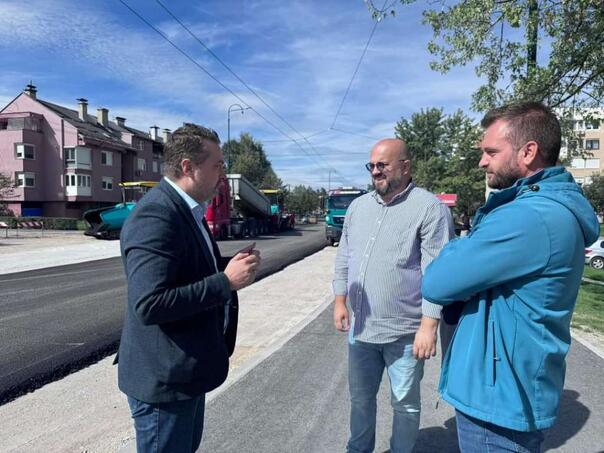 Postavlja se prvi sloj asfalta u ulici Bulevar Mimara Sinana u naselju Dobrinja