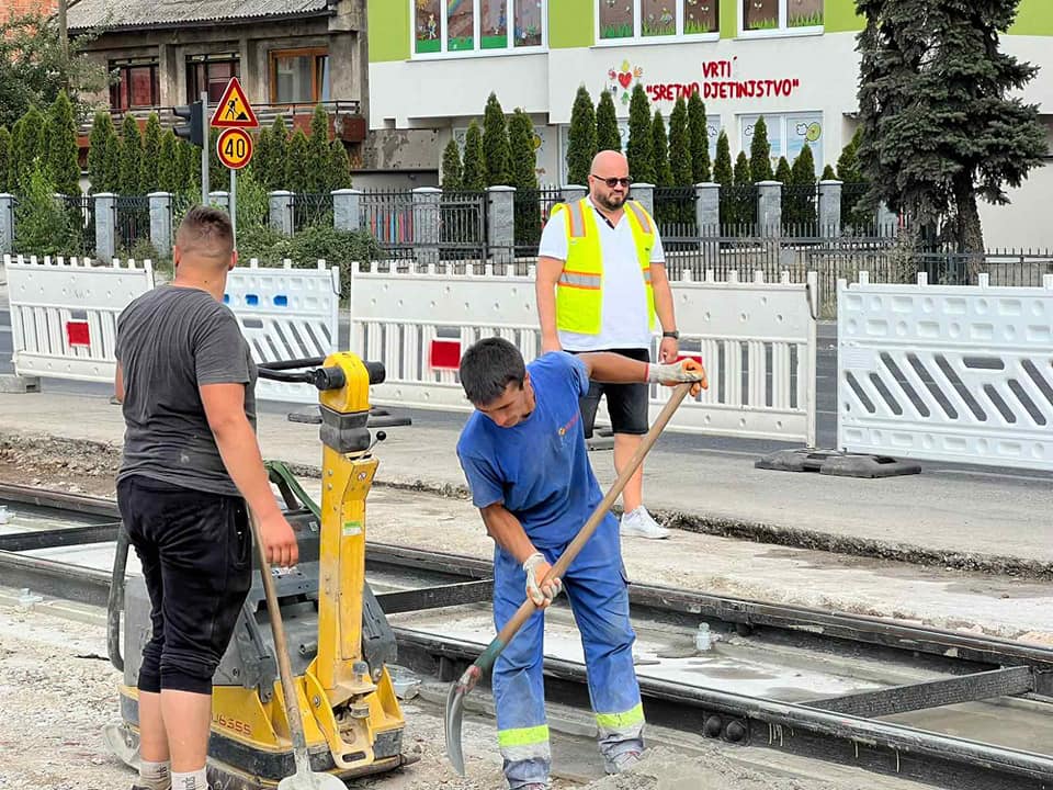 Postavljaju se nove šine na raskrsnicama kod Energoinvesta i u Nedžarićima