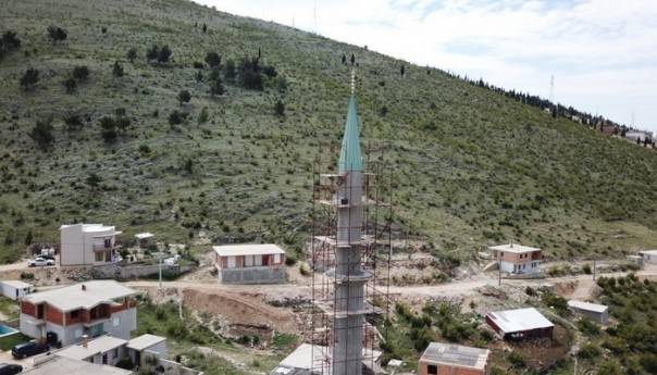 Postavljan krov i alem na munari džamije u naselju Gornji Zalik