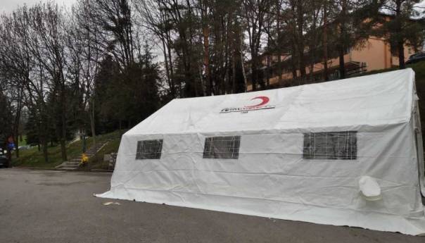 Postavljen trijažni punkt ispred Službe za infektivne bolesti KB u Zenici