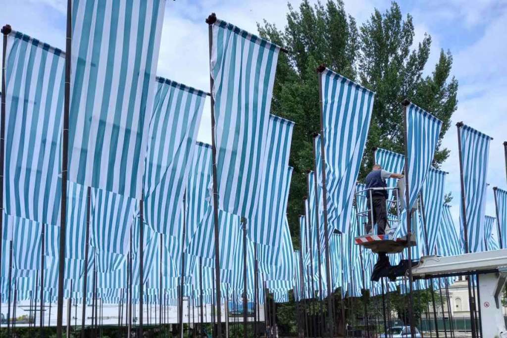 Postavljena instalacija Polje zastava iz 1996. godine umjetnika Daniel Burena