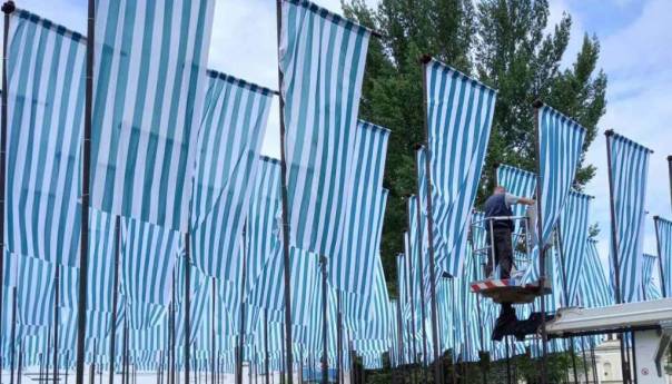 Postavljena instalacija Polje zastava iz 1996. godine umjetnika Daniel Burena