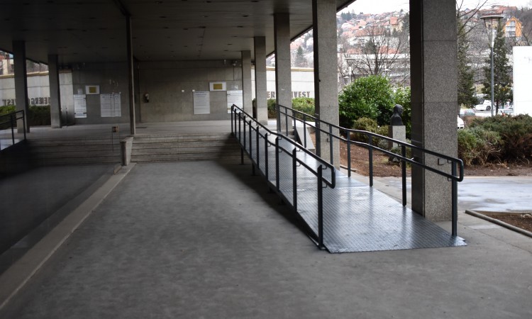 Postavljena pristupna rampa za osobe s invaliditetom ispred zgrade Vlade FBiH