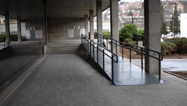 Postavljena pristupna rampa za osobe s invaliditetom ispred zgrade Vlade FBiH