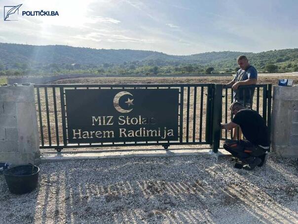 Postavljene kapije na novom mezarju kod Stoca