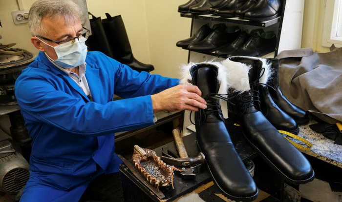 Postolar napravio anticovid čizme broj 75, za održavanje distance
