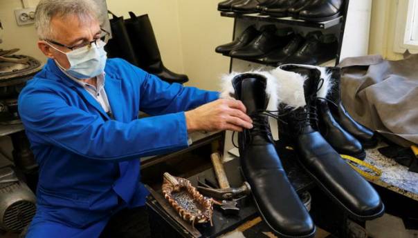 Postolar napravio anticovid čizme broj 75, za održavanje distance