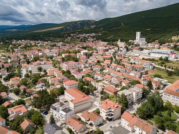 Posušje: Mladić opečen bakljom, među osumnjičenima i policijski službenik
