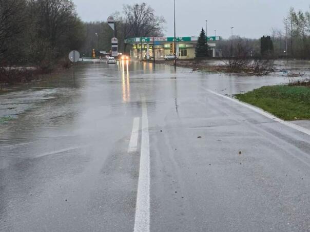 Poteškoće na cestama širom BiH: Voda i snijeg usporili saobraćaj