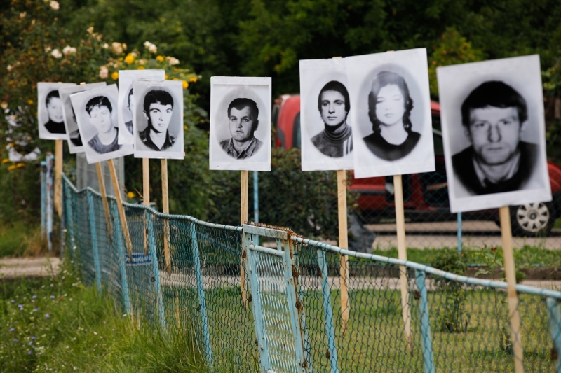 Potočari: Naređeno uklanjanje fotografija, mještani ih stavili na ograde