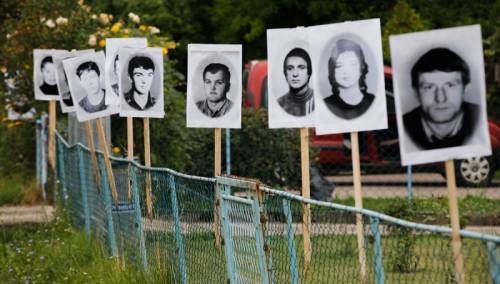 Potočari: Naređeno uklanjanje fotografija, mještani ih stavili na ograde