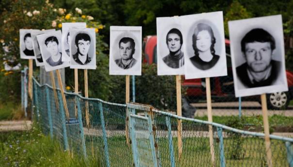 Potočari: Naređeno uklanjanje fotografija, mještani ih stavili na ograde