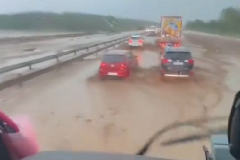 Potop na autoputu u Srbiji: Automobili se probijali kroz bujicu