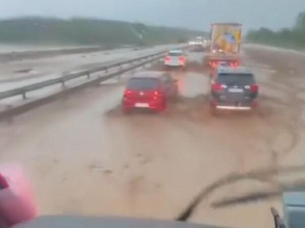 Potop na autoputu u Srbiji: Automobili se probijali kroz bujicu
