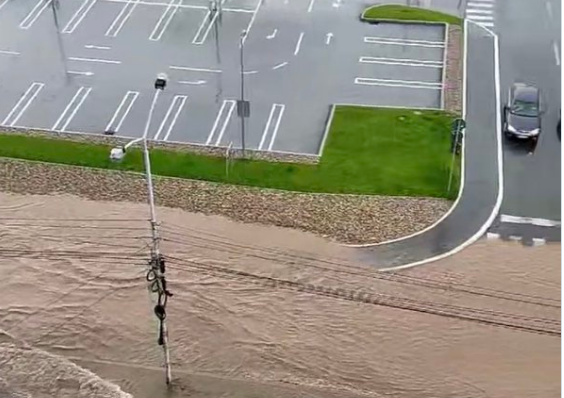 Potop u Nišu: Nakon 10 minuta kiše poplavljene ulice i klinike