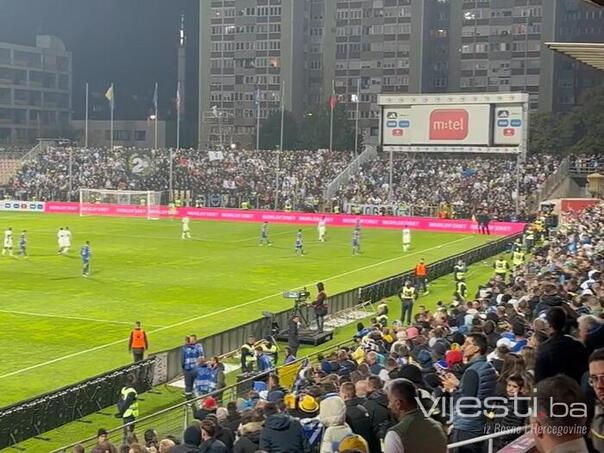 Potop u Zenici: Zvižduci igračima i poruka 'Savez napolje'