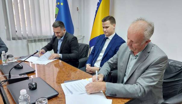Potpisan sporazum o realizaciji infrastrukturnih projekata u Gradačcu