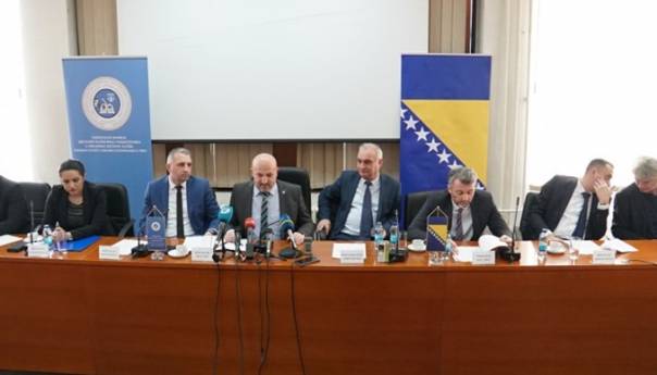 Potpisan Ugovor koji regulira prava 26.000 državnih službenika i namještenika