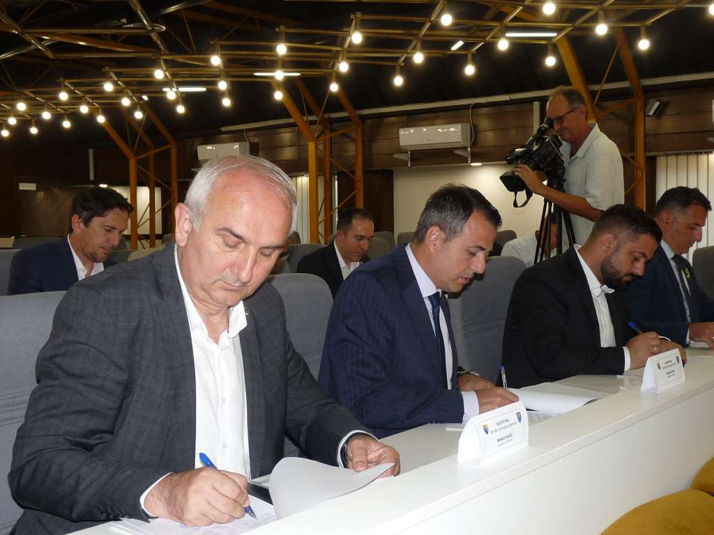 Potpisani 2,8 miliona KM vrijedni ugovori za rekonstrukciju lokalne cestovne infrastrukture u ZDK