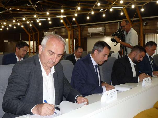 Potpisani 2,8 miliona KM vrijedni ugovori za rekonstrukciju lokalne cestovne infrastrukture u ZDK