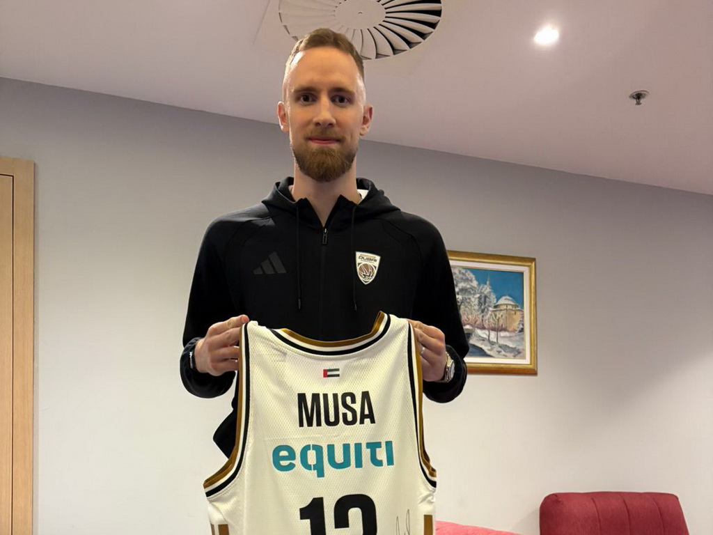 Potpisani dres Džanana Muse iz Dubaija na aukciji udruženja Pomozi.ba