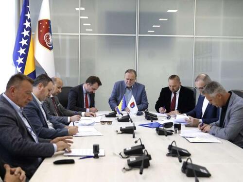 Potpisani sporazumi za kvalitetniji i efikasniji rad komunalnih preduzeća u KS
