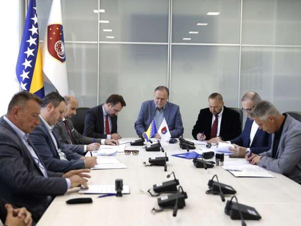 Potpisani sporazumi za kvalitetniji i efikasniji rad komunalnih preduzeća u KS
