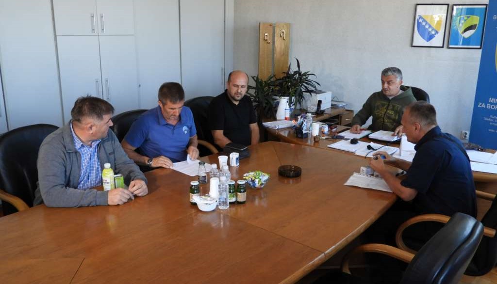 Potpisani ugovori o sufinansiranju gradnje šest spomen-obilježja poginulim braniteljima na području TK