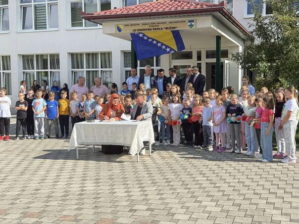 Potpisani ugovori za izgradnju dječijeg vrtića i školske sportske sale