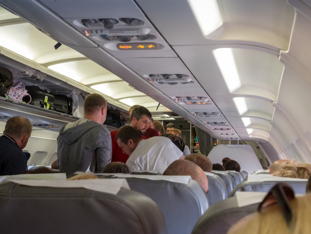 Potpuni haos u avionu za Tiranu: Nervozni putnici zvali pilota da izađe, bilo i pijanih...