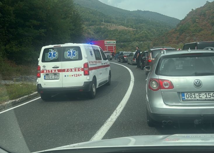 Potpuno blokiran saobraćaj na Bradini zbog teškog sudara