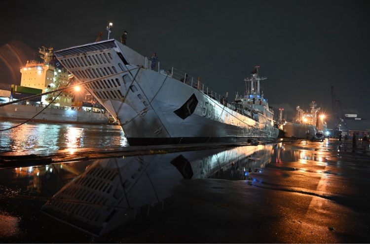 Potraga za avionom u Jakarti: Reflektorima osvjetljavaju tamne vode