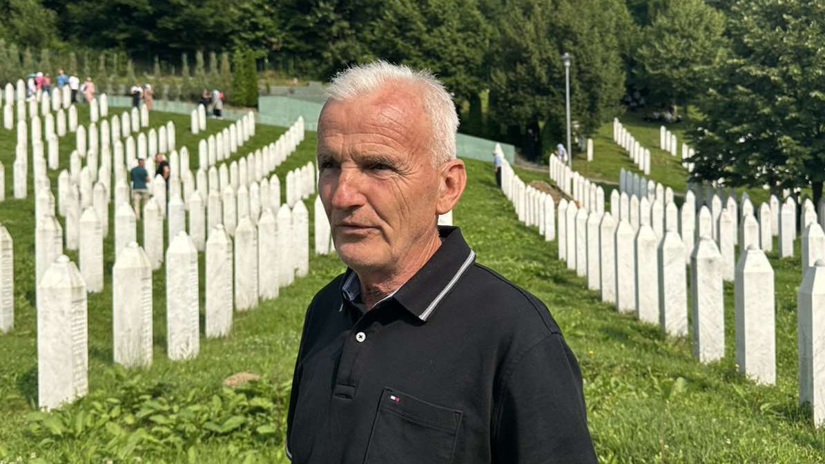 Potresna priča: Učitelj Muhidin obilazi mezare svojih učenika