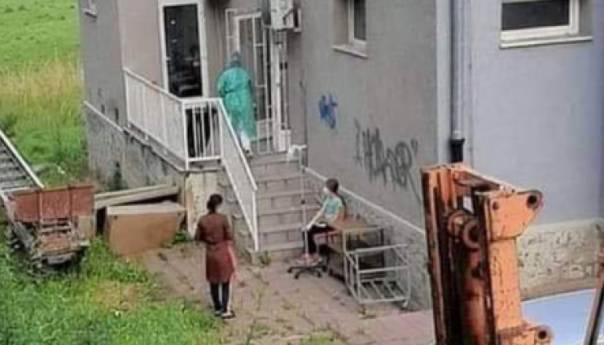 Potresna slika iz Novog Pazara: Dijete prima infuziju ispred bolnice