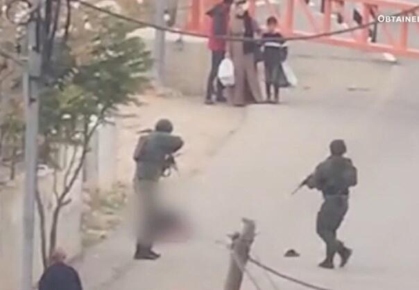 Potresna snimka: Izraelski vojnici pucaju u mentalno bolesnog Palestinca