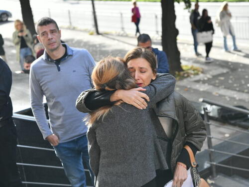 Potresne scene iz Beograda: Roditelji djece ubijene u 'Ribnikaru' u suzama