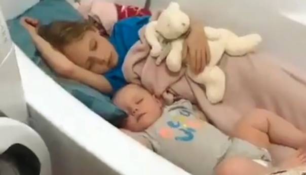 Potresni snimci: Ukrajinska djeca spavaju u kadi tokom granatiranja