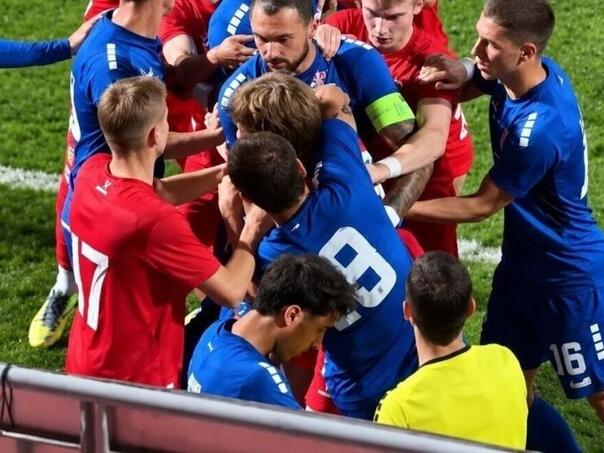 Potukli se Srbi i Rusi: Sijevale pesnice, igrači se davili, sudija dijelio crvene