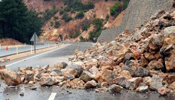 Povećana opasnost od odrona i mjestimično vlažni kolovozi