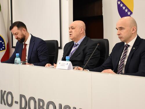 Povećanje plata i besplatan doktorski studij za mlade istraživače na UNZE