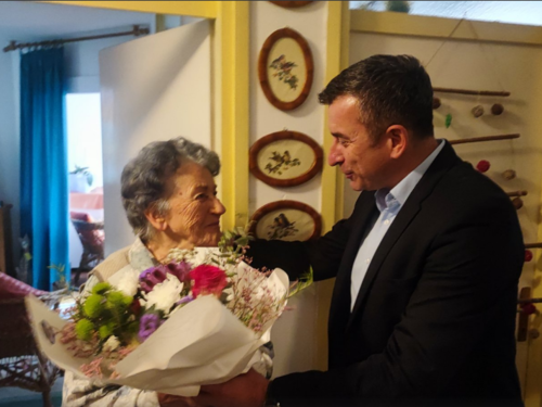 Povodom Dana penzionera: Gradonačelnik Konjica posjetio svoju učiteljicu